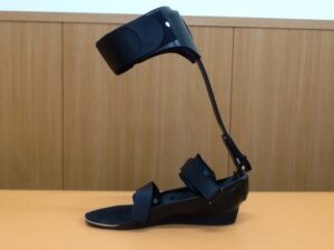 カーボン製短下肢装具