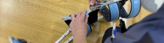 長下肢装具の膝継ぎ手